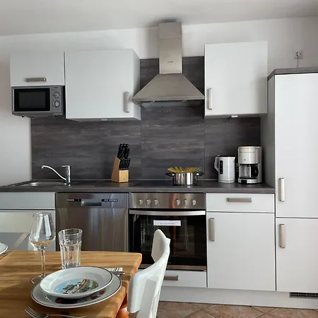 Einladende Obergschosswohnung Mit Sonnigem Balkon By Interhome Διαμέρισμα *