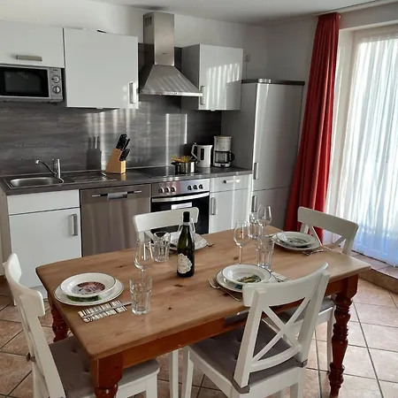 Einladende Obergschosswohnung Mit Sonnigem Balkon By Interhome Διαμέρισμα